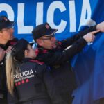 Los Mossos observan el acceso a la escena del parricidio de Barcelona