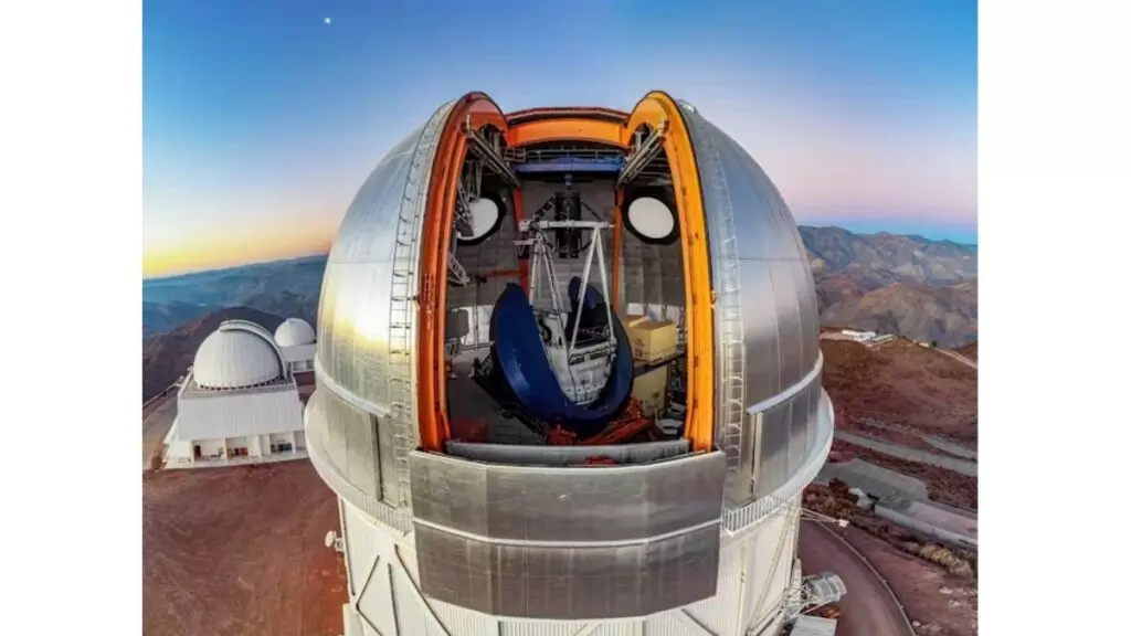Observatório Cerro Tololo no Chile.  Dentro da cúpula você pode ver o telescópio Blanco e a câmera DES