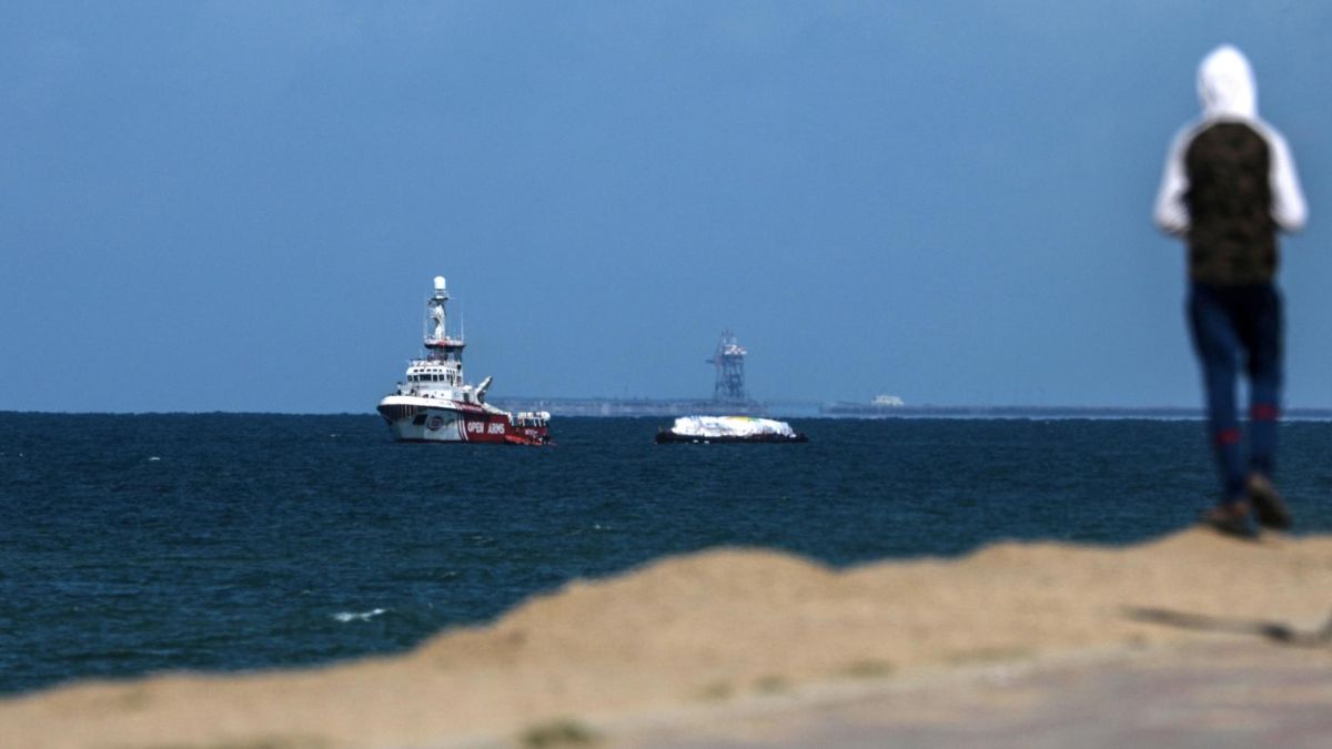 El barco de la española Open Arms a su llegada a Gaza con 200 toneladas de comida