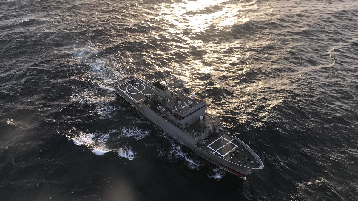 Un buque de la Armada española hace un seguimiento sobre una fragata rusa y tres mercantes en el Estrecho