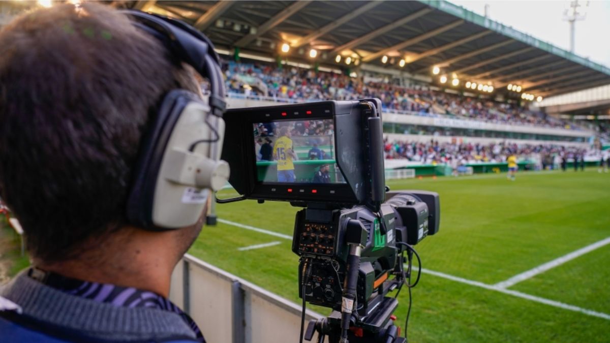 Un operario a pie de campo ofreciendo la señal de un encuentro de LaLiga