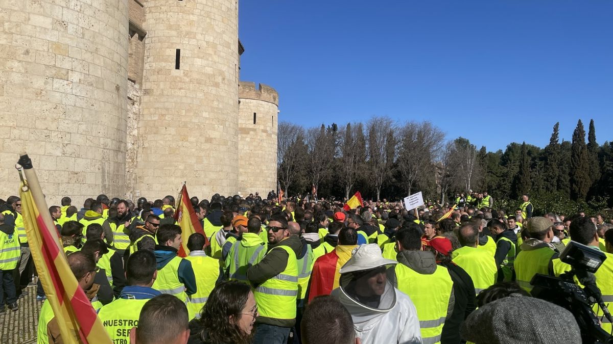 Los agricultores protestan en el Palacio de La Aljafería de Zaragoza