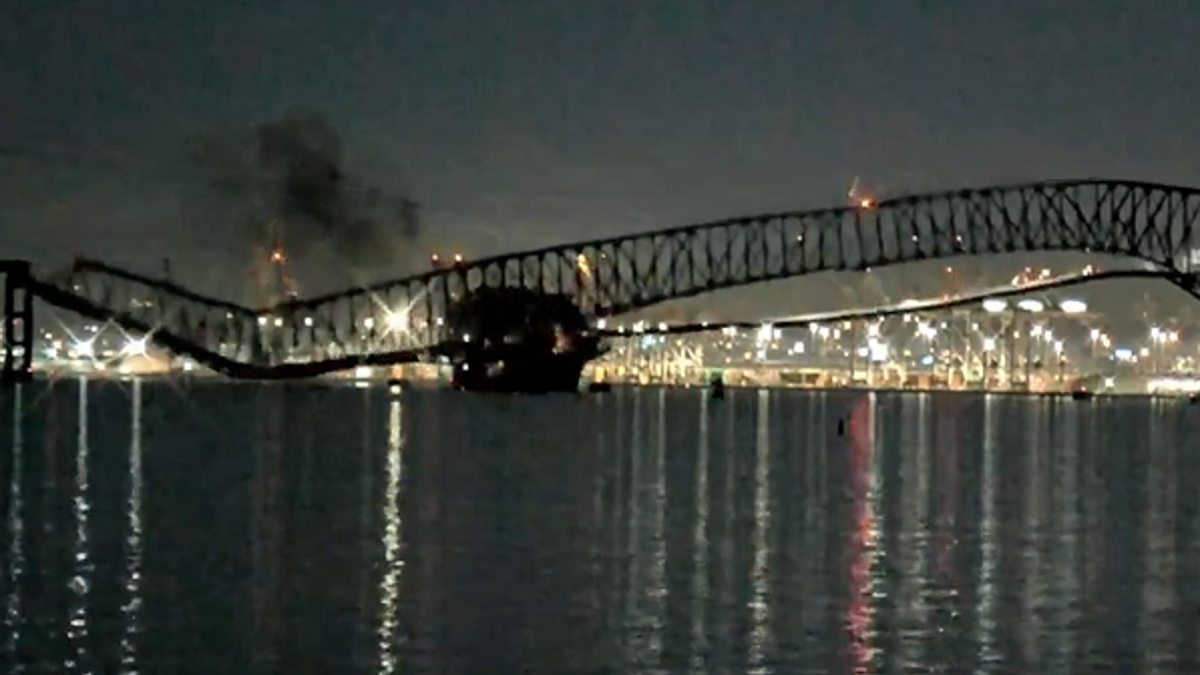 Momento en el que el buque de carga choca con el puente en Baltimore