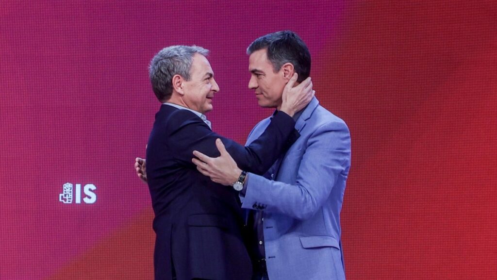 El expresidente del Gobierno, José Luis Rodríguez Zapatero (i), abraza al nuevo presidente de la Internacional Socialista, Pedro Sánchez