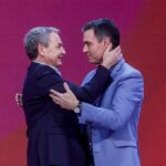 El expresidente del Gobierno, José Luis Rodríguez Zapatero (i), abraza al nuevo presidente de la Internacional Socialista, Pedro Sánchez