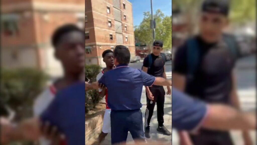 Dos jóvenes atacan una carpa informativa de Vox en Sabadell