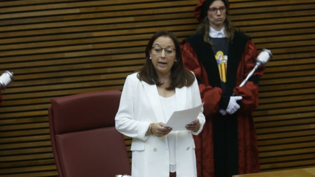 La presidenta, Llanos Massó, hace un llamamiento a la unidad de España y levanta ampollas en la oposición