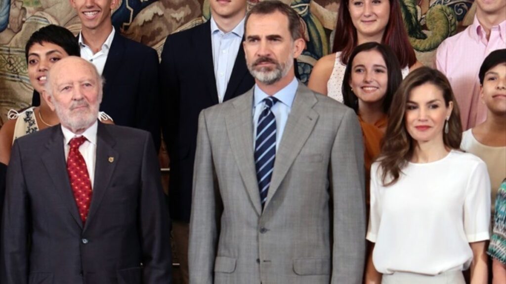 Alberto Aza, entonces jefe de la Casa del Rey con Felipe VI y la reina Letizia en 2017