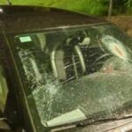 Un coche con un impacto provocado por el hombre que habría matado a su padre en Asturias
