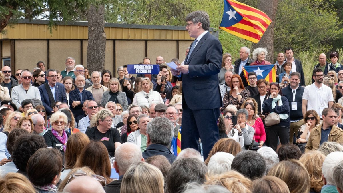 El expresidente de la Generalitat y candidato de Junts a las elecciones catalanas, Carles Puigdemont, interviene durante un acto de Junts+.