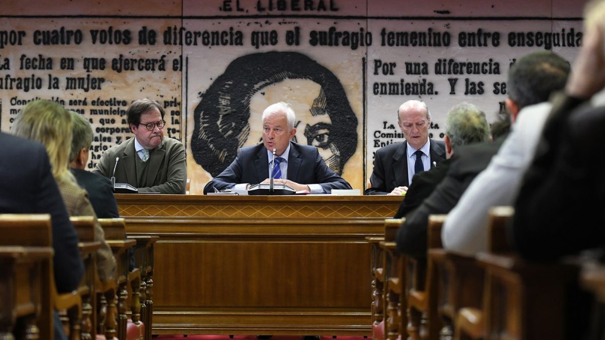 El senador del PP Salvador de Foronda (i), y el diputado del PP Eloy Suárez (c) en la constitución de la mesa de la Comisión por el ‘caso Koldo’.
