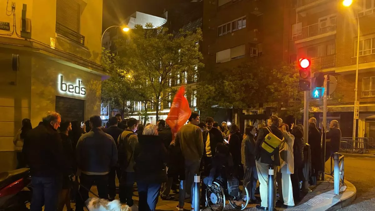 Simpatizantes del PSOE en la sede del partido en apoyo a Pedro Sánchez.