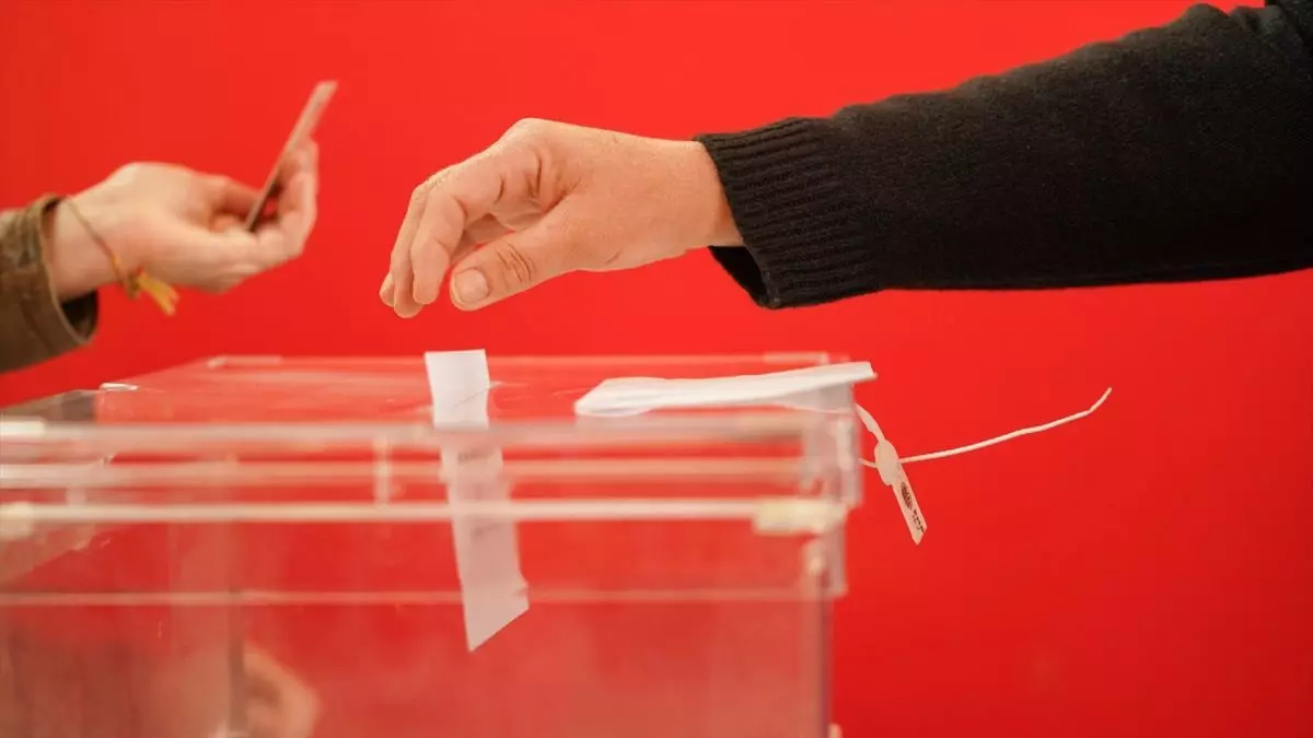 Una persona votando en las elecciones del País Vasco.