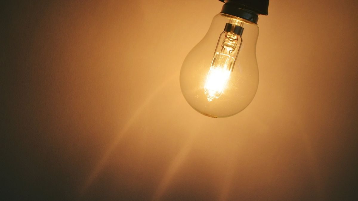 La OCU indica los grupos que sí se beneficiarán de los precios negativos de la luz