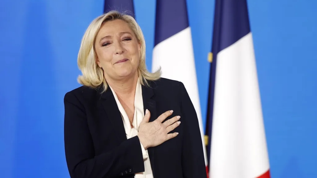 Le Pen prohibirá el velo islámico en las calles de Francia si gana en 2027