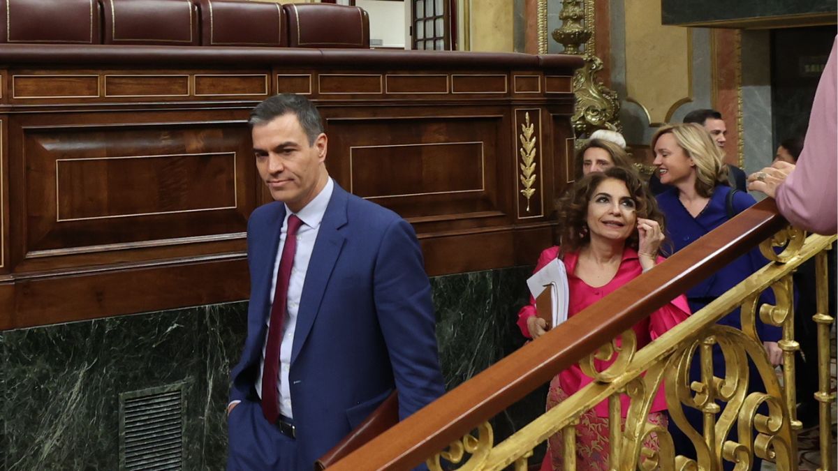 El presidente del Gobierno, Pedro Sánchez, y la vicepresidenta primera y ministra de Hacienda, María Jesús Montero