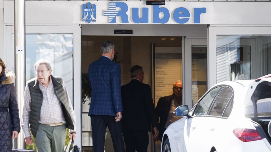 El rey Felipe VI visita a la reina Sofía, que se encuentra ingresada en la clínica Ruber