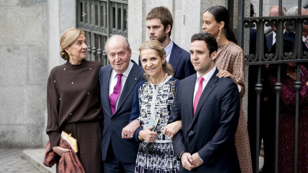 El rey Juan Carlos, la infanta Elena, sus hijos, Froilán y Victoria Federica, la infanta Cristina y su hijo Juan Valentín en la boda de Martínez Almeida y Teresa Urquijo