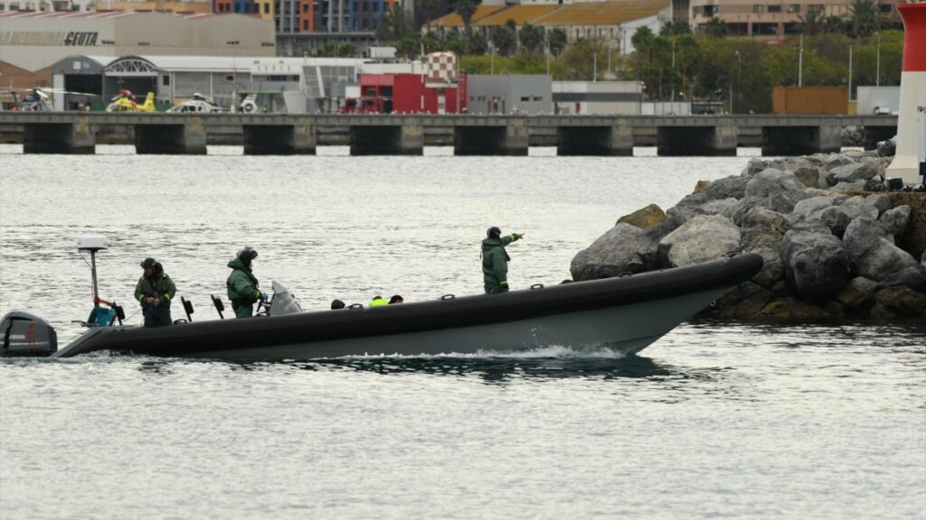 Miembros de la Guardia Civil en una lancha