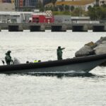 Miembros de la Guardia Civil en una lancha