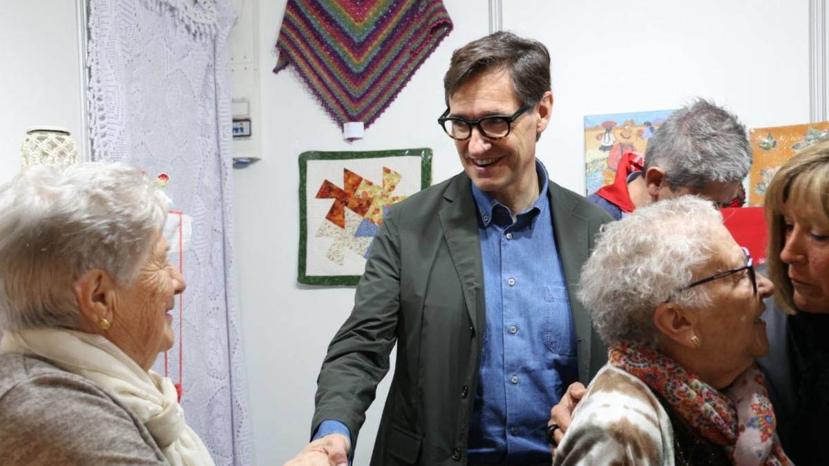 El candidato del PSC a las elecciones catalanas, Salvador Illa, en una visita a las fiestas de primavera de L'Hospitalet de Llobregat
