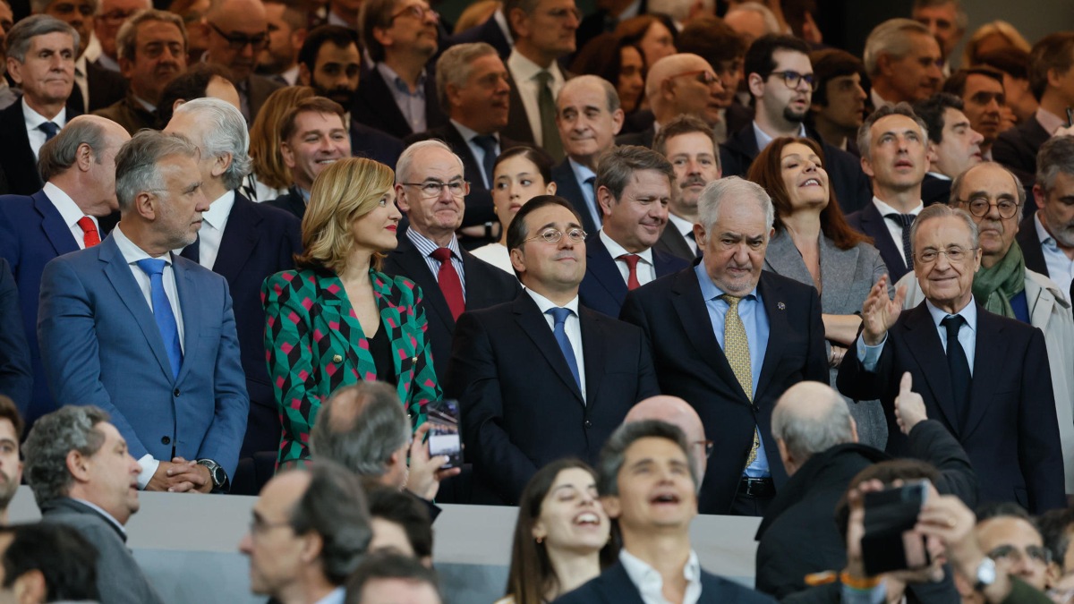 Florentino Pérez acompañado de ministros del Gobierno en el último duelo de Champions en el Bernabéu.