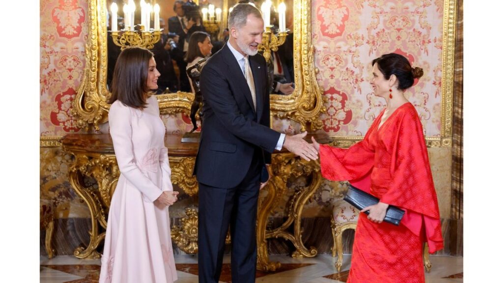Isabel Díaz Ayuso saluda al rey Felipe VI y la reina Letizia