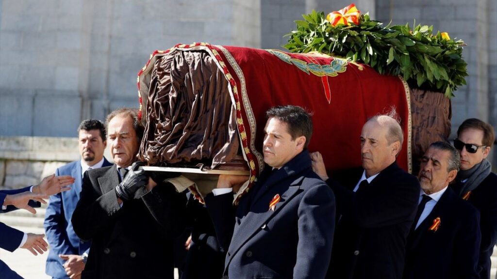 José Cristobal, Luis Alfonso de Borbón Martínez- Bordiú, Francisco Martinez Bordiu (Francis Franco) y Jaime Martínez Bordiú durante la exhumación de Francisco Franco en 2019