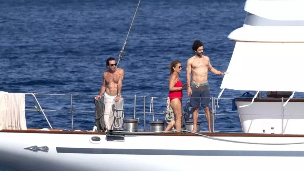 José María Aznar, Ana Botella, Alonso Aznar y familia en un yate en Ibiza en el verano de 2023