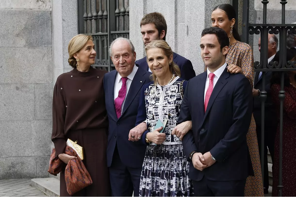 La infanta Cristina, el rey Juan Carlos, la infanta Elena, Juan Valentín, Froilán y Victoria Federica en la boda de José Luis Martínez-Almeida