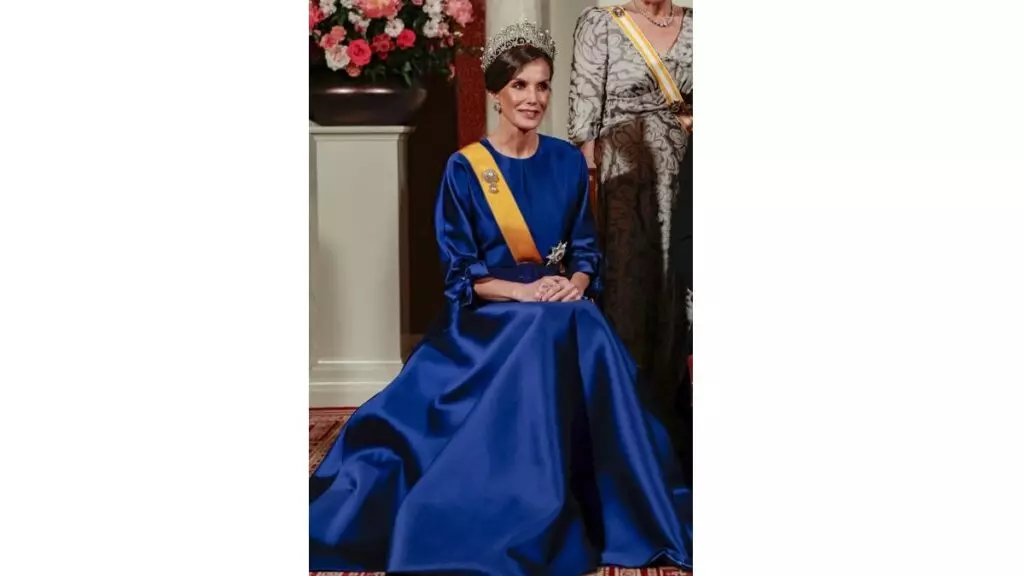 La reina Letizia estrenó en la cena de gala un vestido azul de la firma The 2nd Skin