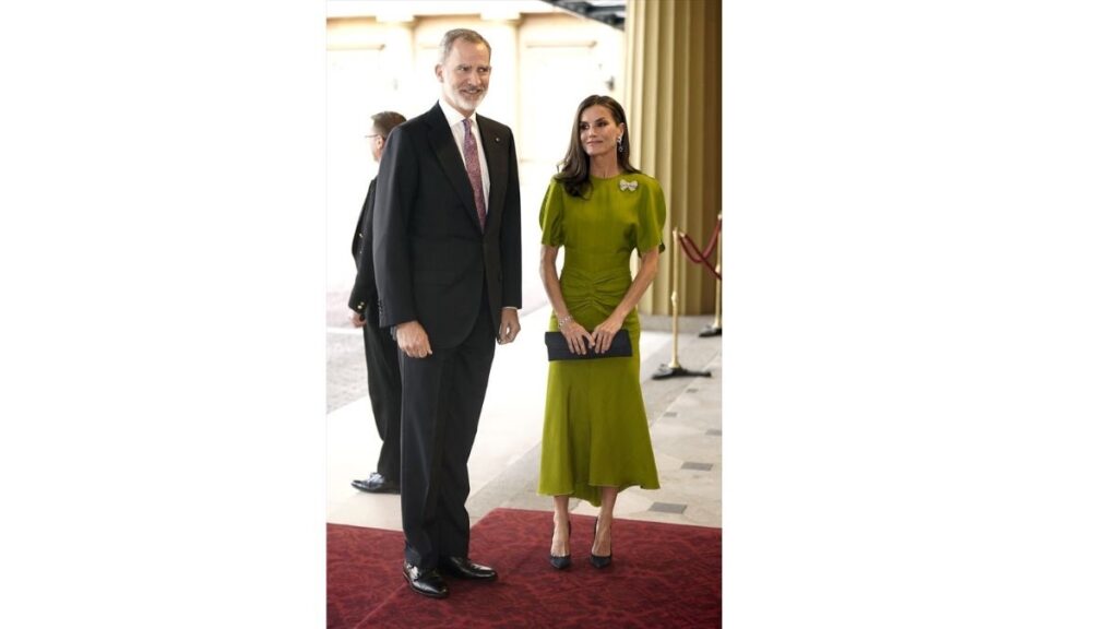 La reina Letizia llevó un vestido verde de Victoria Beckham en una recepción en el Palacio de Buckingham