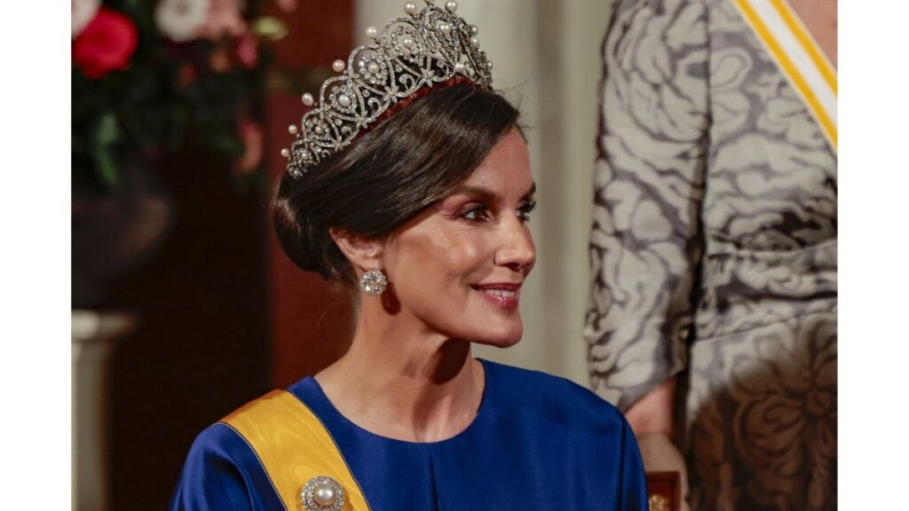 La reina Letizia lució la tiara rusa y pendientes de las joyas de pasar