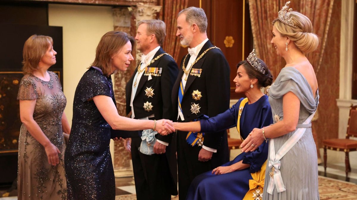 La reina Letizia se salta el protocolo y se sienta en un taburete durante el besamanos en Países Bajos