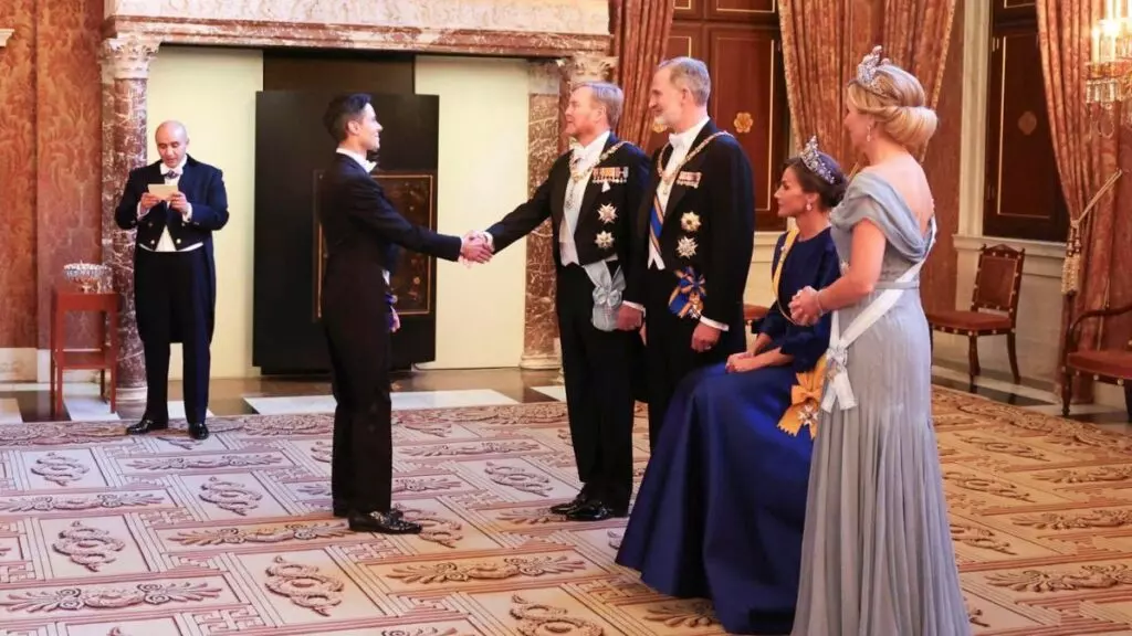 La reina Letizia se sienta durante el besamanos en los Países Bajos