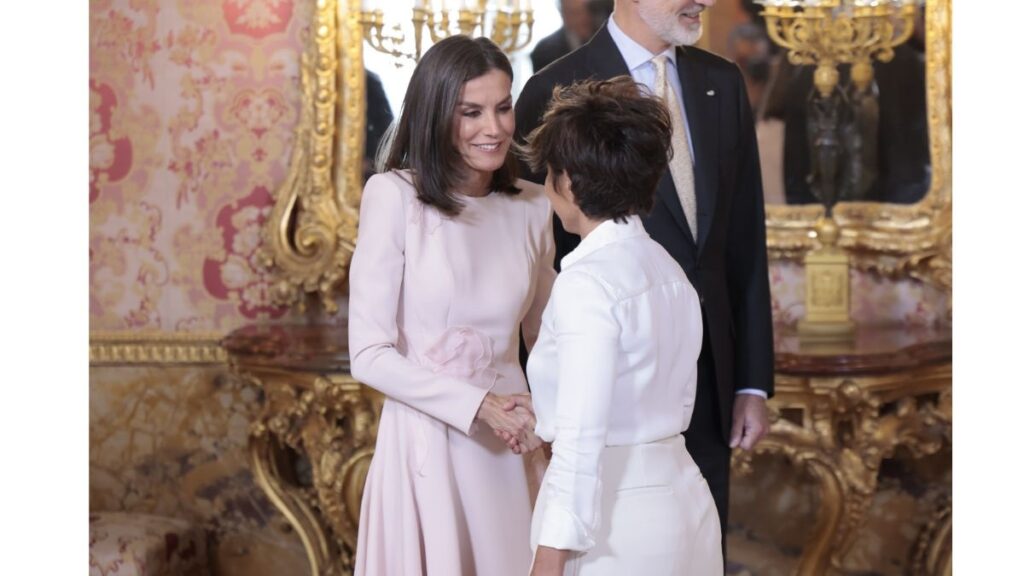 La reina Letizia y Sonsones Ónega se saludaron estrechándose la mano como marca el protocolo