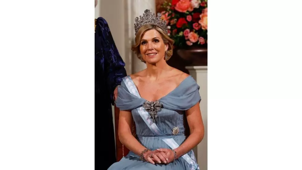 La reina Máxima de Holanda estrenó un vestido azul pastel del diseñador Jan Taminiau