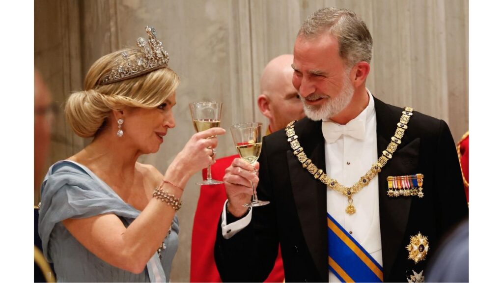 La reina Máxima de Holanda y el rey Felipe VI durante el brindis de la cena de gala