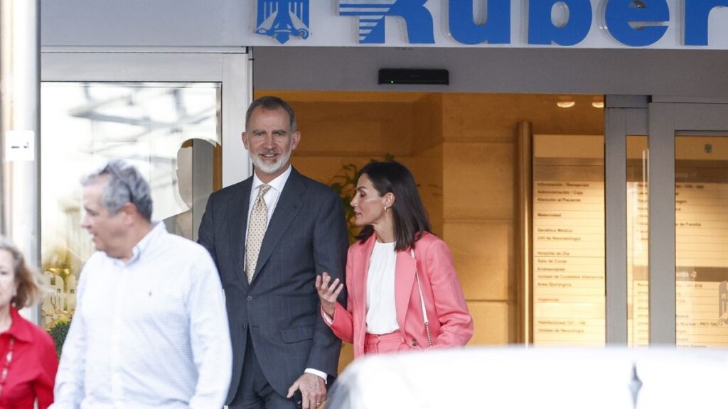Los reyes Felipe VI y Letizia acuden a visitar a la reina Sofía a la clínica Ruber