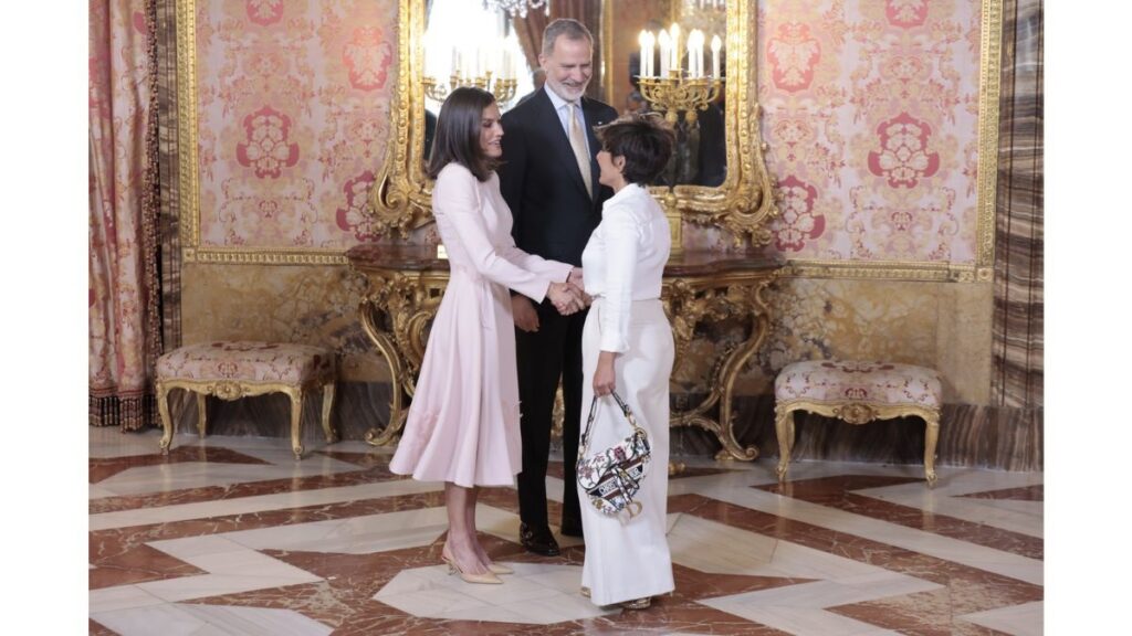 Los reyes Felipe y Letizia intercambian gestos cómplices y risas con Sonsoles Ónega