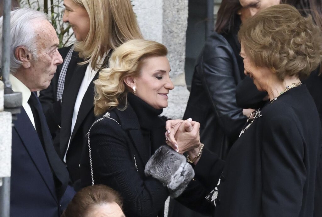 María Zurita saluda a la reina Sofía en la misa funeral de Fernando Gómez-Acebo