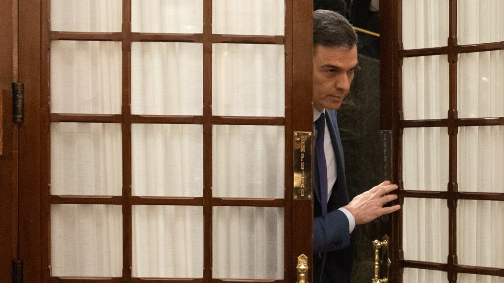 Pedro Sánchez ultima su decisión entre críticas de la oposición, el temor del nacionalismo y la súplica de Ferraz