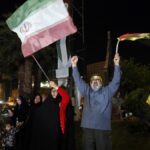 Ciudadanos iraníes salen a la calle para celebrar el ataque sobre Israel
