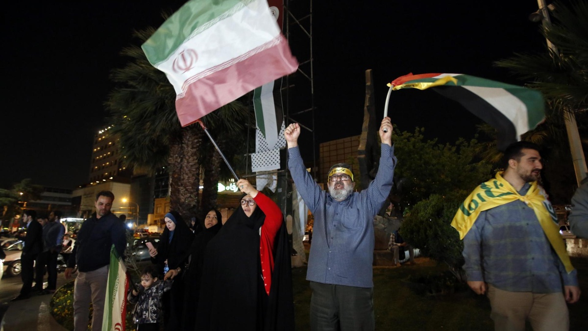 Ciudadanos iraníes salen a la calle para celebrar el ataque sobre Israel
