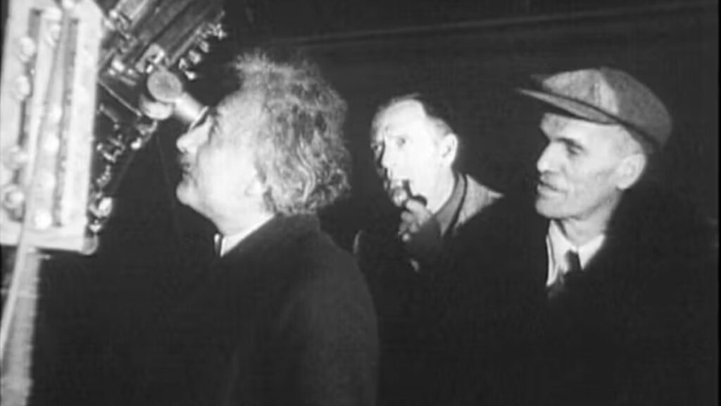 Albert Einstein con Edwin Hubble (centro) y Walter Adams (derecha) en 1931, en el Observatorio Monte Wilson en California, mirando a través del telescopio de 100 pulgadas con el que Hubble descubrió la expansión del universo en 1929