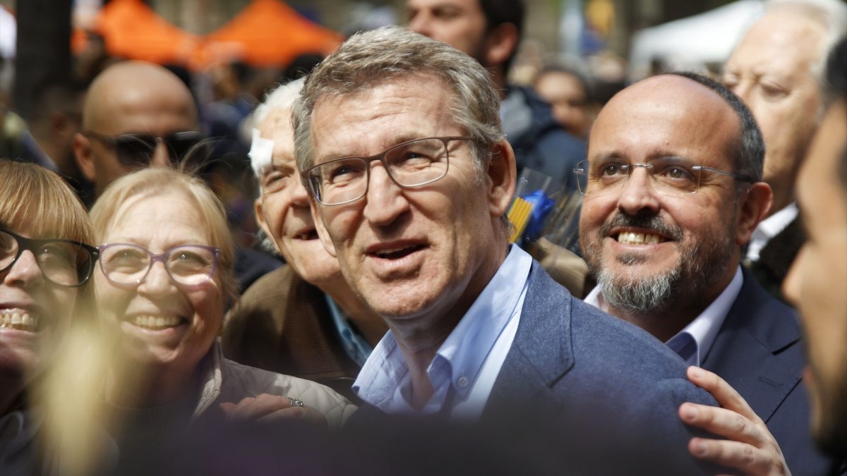 El presidente del PP, Alberto Núñez Feijóo, junto al candidato en Cataluña, Alejandro Fernández