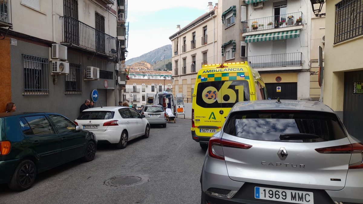 Ambulancias en la calle del suceso en Jaén en el que se investiga la muerte de un niño de cuatro años cuya madre presenta signos de autolesión
