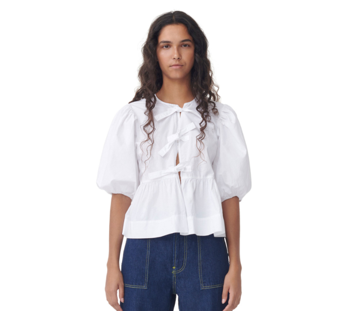 Las blusas blancas de primavera que mejor combinan con pantalones vaqueros