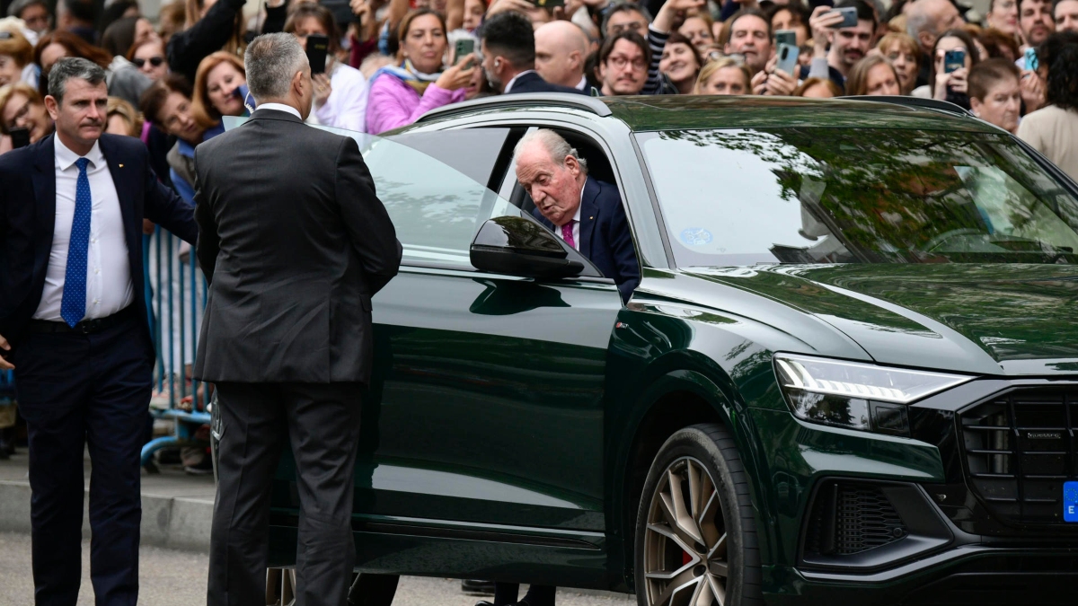 El rey emérito Juan Carlos I se baja del coche a su llegada este sábado a la boda de Almeida