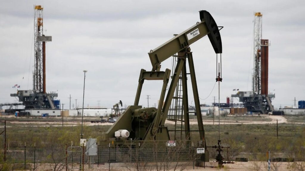 El petróleo sufre la caída de los mercados y se desploma hasta mínimos de enero